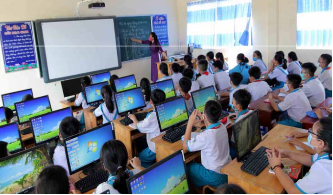 金瓯省金瓯市第8坊阮廷沼小学的学生们正在上信息学课。 少数民族学子返校上课 ảnh 4