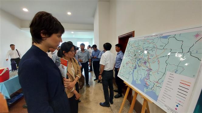 代表们参观南部重点经济区交通系统的地图。图自越通社 巴地头顿省全力推动盖梅-氏威地区港口和后勤服务业的发展 ảnh 1