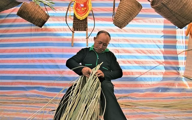 着力保护赫蒙族同胞的传统竹编 ảnh 1