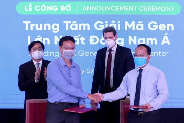 Genetica首席执行官高英俊与NIC主任武国辉。图自《信息报》 革新创新:使越南成为东南亚颇具吸引力的投资目的地 ảnh 3