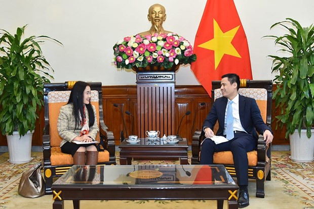 越南外交部副部长邓黄江会见联合国人口基金会驻越首席代表北原直美。图自越南外交部 外交部副部长邓黄江分别会见UNDP和UNFPA驻越首席代表 ảnh 1