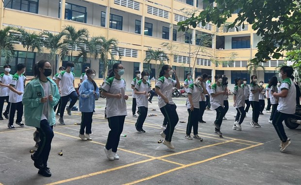 胡志明市学生佩戴口罩参加课间活动。图自《信息报》 胡志明市为各年级学生自2月14日起返校上课做好准备 ảnh 1