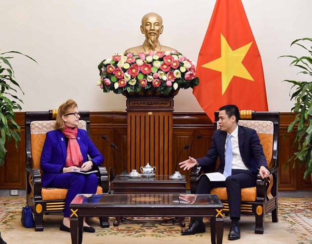 越南外交部副部长邓黄江会见联合国开发计划署驻越南首席代表凯特林·维森。图自越南外交部 外交部副部长邓黄江分别会见UNDP和UNFPA驻越首席代表 ảnh 2