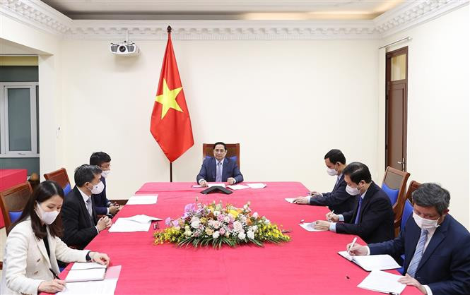 政府总理范明政同辉瑞首席执行官阿尔伯特·布尔拉通电话。图自越通社 政府总理范明政同辉瑞首席执行官阿尔伯特·布尔拉通电话 ảnh 2