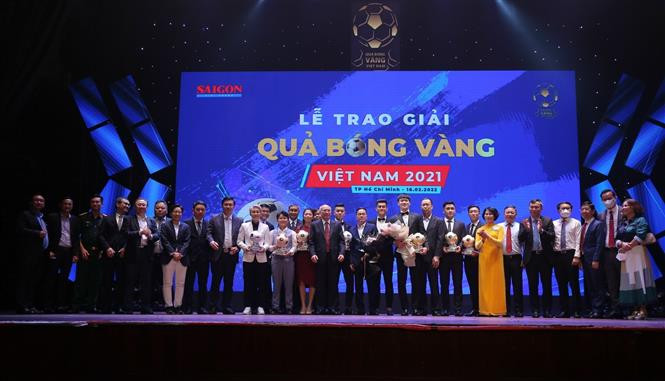 2021年越南金球奖颁奖仪式在胡志明市举行。图自越通社 越南球员黄德和黄茹获得2021年越南金球奖 ảnh 1