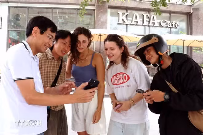 在旅途中，游客在指导下通过智能手机查询旅游信息，从而更便捷地探索宣光省。