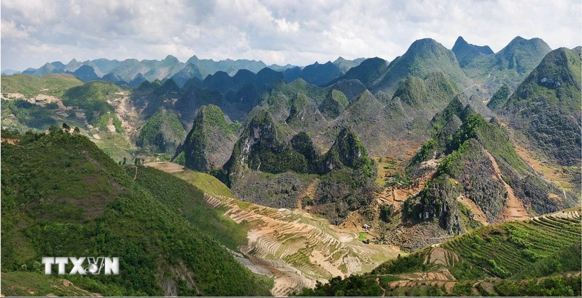 古老的石灰岩层、壮丽的洞穴系统以及地壳构造运动的遗迹，共同形成了世界罕见的“活的地质博物馆”。