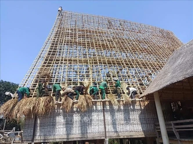屋顶翻修工作同步有序进行。