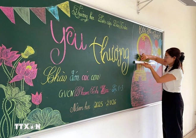 教师们坚守在陈岛上，不仅为岛上居民带来知识，且还激扬岛上师奋进力量和克服困难的意志。图自越通社