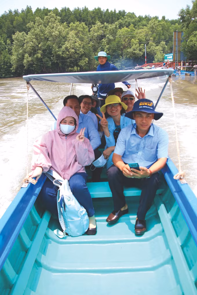 11-du khach tham quan xa Dat Mui Ngoc Hien-ca mau-anh Kim Ha.jpg