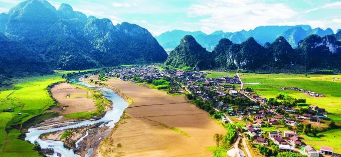 平缓的饶南河穿过新化乡山谷,每次下雨时,饶南河都会为两岸的地形成了沉积物 t2b-14145.jpg