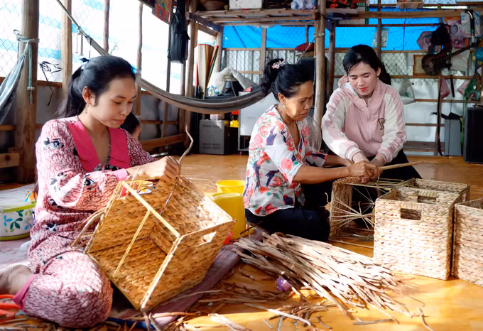 Tao sinh ke cho phu nu Khmer Vinh Thuan 2.JPG