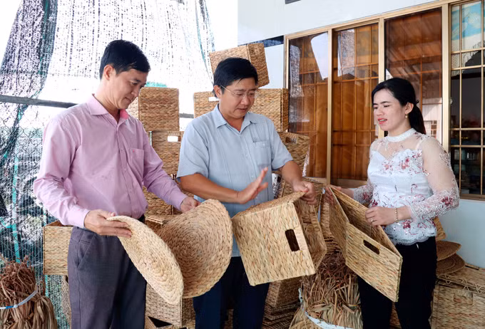 Tao sinh ke cho phu nu Khmer Vinh Thuan 1.JPG