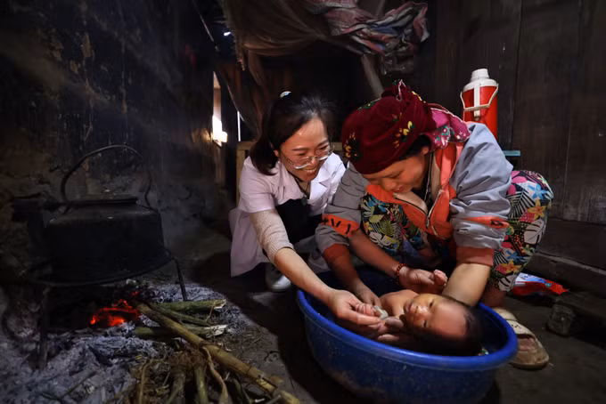 2-bac si tre het long vi dong bao vung cao Ha Giang-Minh Duc.jpg