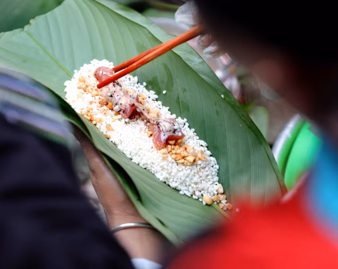 2-nguoi Dao goi banh cung-thanh tung-hoa binh.jpg