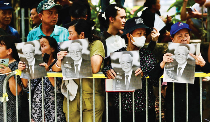 越南人民在金马街举阮富仲总书记的画像,送别阮富仲总书记 11-tren pho Kim Ma.jpeg