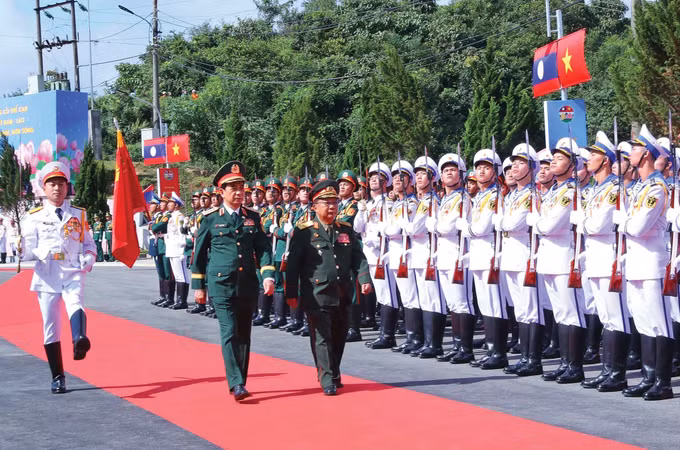 1-giao luu quoc phong Viet-Lao lan 2-trong duc.jpg