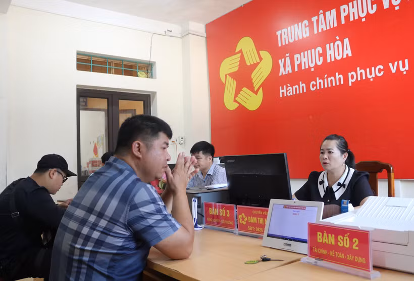 人们来到福和乡公共行政服务中心办理行政手续。图自越通社