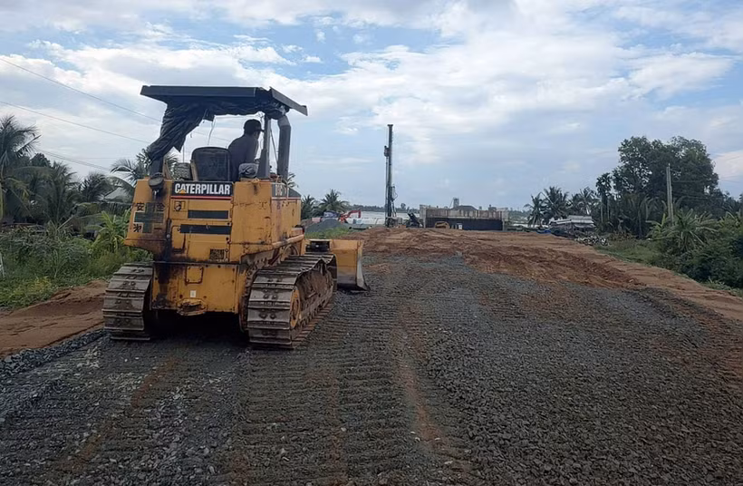 安江省境内胡志明公路施工场地。图自越通社