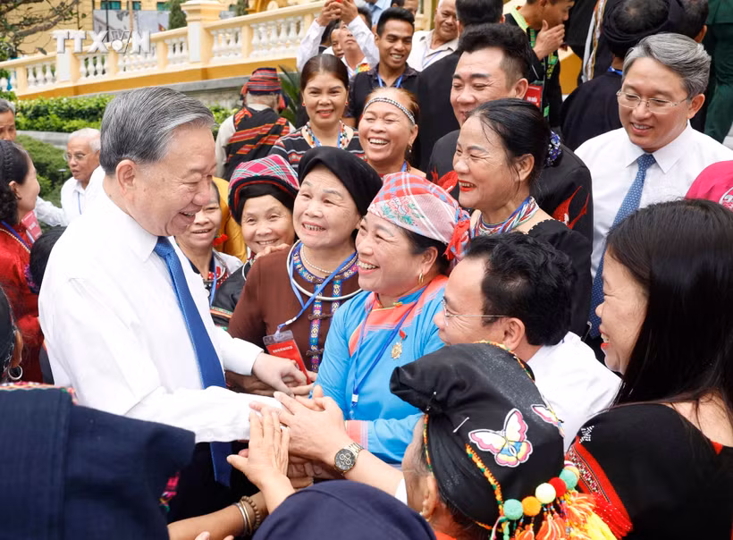 越共中央总书记、国家主席苏林会见全国民族地区的村寨族长、元老、艺人及乡贤代表。图自越通社