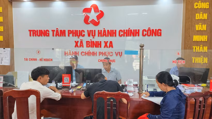 宣光省平沙乡公共行政服务中心为民众办理行政手续。图自越通社