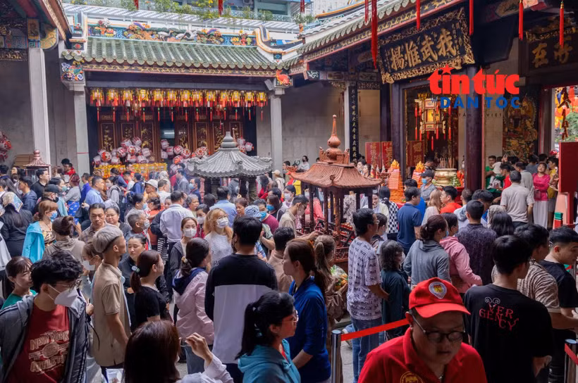 胡志明市华族同胞的元宵节如今已成为大型节庆活动，吸引众多市民和游客参与。图自《信息与民族报》
