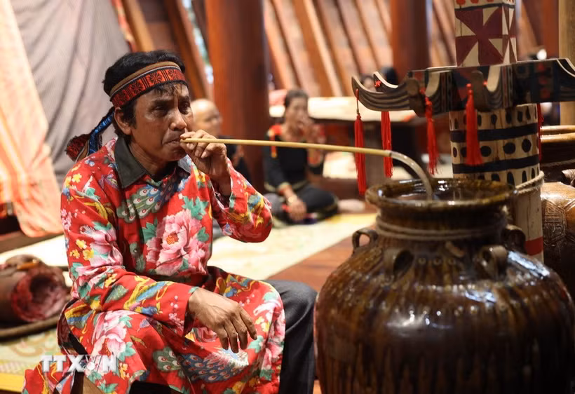 埃地人新居落成仪式上盛放米酒的酒坛。图自越通社