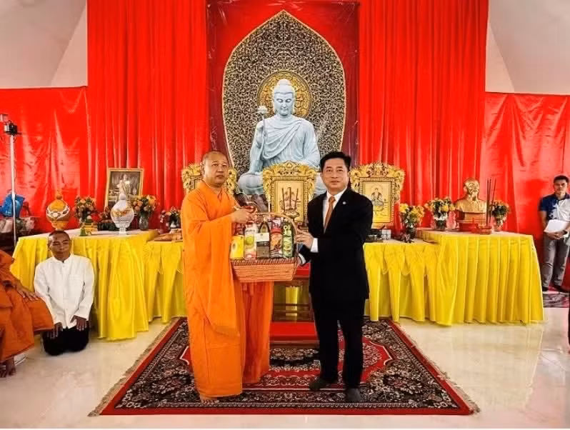 越南驻孔敬总领事丁黄灵强调，华严寺是一项文化工程，体现了旅泰越南人社群的团结协作，所在国人民的支持以及当地政府的帮助。图自《国际报》