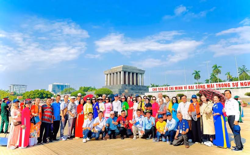 少数民族乡贤代表团瞻仰胡志明主席陵。图自《越南民族与山区画报》