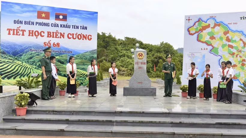 “边疆课堂”帮助学生进一步了解家乡边疆，从小树立参与维护国家主权和边境安全的责任意识。图片来源：越通社