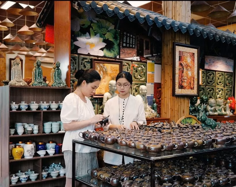 钵场陶瓷村的产品展示空间吸引众多游客前来参观、了解。图自《人民军队报》