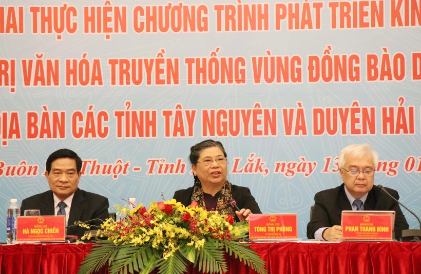 提高少数民族同胞的物质和精神生活水平