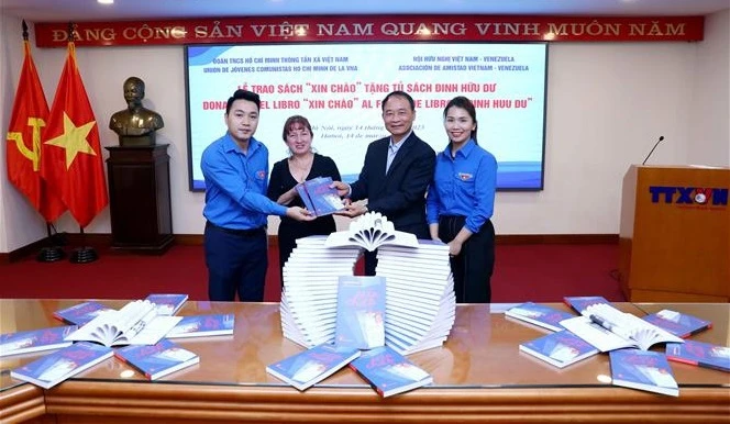 越通社共青团“丁有余书柜”项目接收委内瑞拉作者《Xin Chào》一书