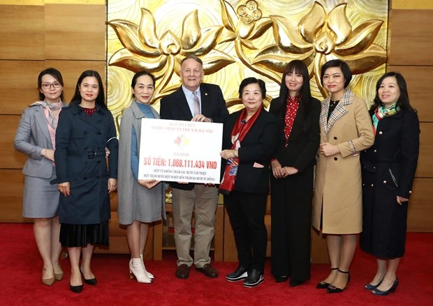 越南—加拿大友好协会举行河内关爱儿童慈善义跑善款支票移交仪式
