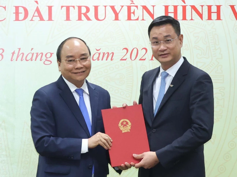 阮春福向越南电视台新台长颁发任命书