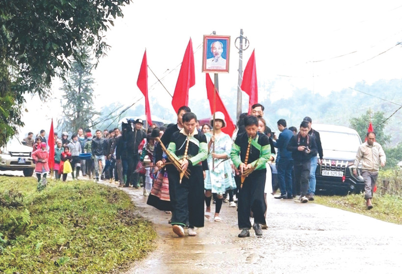 赫蒙族同胞端着祭品前往神圣的森林里举行林神祭祀仪式