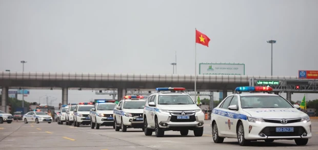 越南全国交警加强巡逻管控确保4·30南方解放日和5·1劳动节假期交通安全通畅
