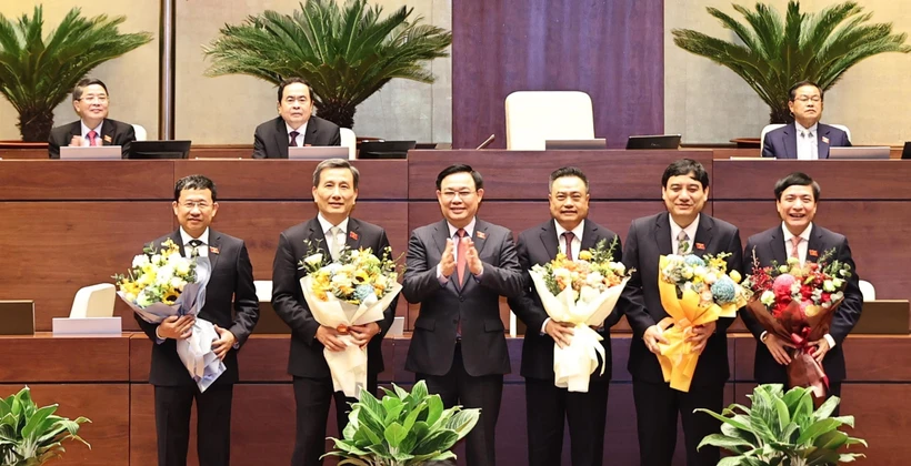 国会选举产生国会专门委员会委员、国会秘书长和审计署审计长