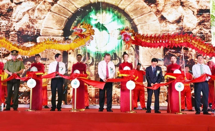 海防市吉海五星级综合休闲度假区和涂山人工海滩正式竣工投运