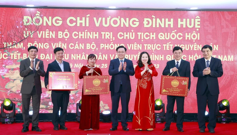 国会主席王廷惠探访越南国会人民代表报与国会电视台