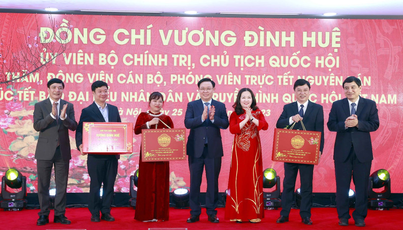 国会主席王廷惠探访越南国会人民代表报与国会电视台