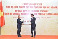 越南国会向世界多国议会捐赠医疗物资