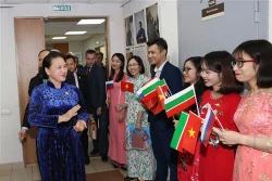 越南国会主席阮氏金银看望旅居俄罗斯鞑靼斯坦共和国越南人代表