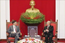 越共中央书记处常务书记陈国旺会见美国国防部长马克•埃斯珀