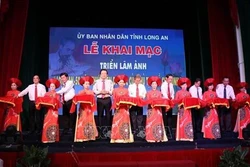 “隆安-践行胡志明主席遗嘱50周年”摄影展开幕