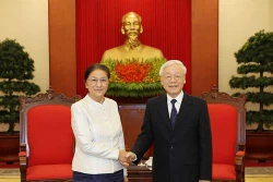 越共中央总书记、国家主席阮富仲会见老挝国会主席巴妮 