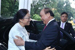 越南政府总理阮春福会见老挝国会主席巴妮 
