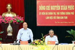 阮春福总理与昆嵩省领导举行工作会议