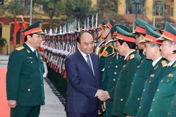越南人民军建军75周年：政府总理阮春福走访坦克装甲兵种