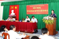 越南国会主席阮氏金银在芹苴市宁桥郡开展选民接待活动